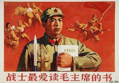 Plakat zum Lesen von Maos Schriften 1966,
                          um ein Roter Krieger zu werden, mit
                          Bajonett...