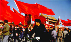 Tiananmen-Platz: Schüler und Studenten
                        demonstrieren mit roten Fahnen statt
                        Schulunterricht, Oktober 1966