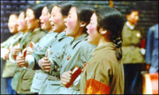 Guangzhou April 1971: Maos Zitate in Liedform,
              gesungen von einem Schülerinnenchor