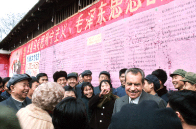 Nixon mit Studenten vor
                        Wandzeitung mit Marx-Lenin-Überschrift
