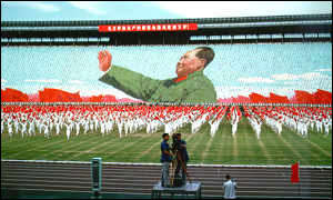 Mao-kult im Stadion mit farbigen Karten Sommer
                1975