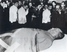 Mao 1976, ein Verbrecher auf dem
                        Totenbett