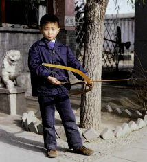 Peking 1980: Bub übt
                                    Bogenschiessen im Yuanmingyuan-Park