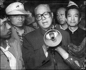 Zhao Ziyang 1989 am Tiananmenplatz, appelliert an
              ein Einde der Demonstrationen