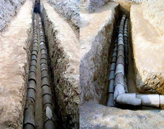 China Alte Reiche am
                    8.5.2025: Wasserleitung aus Porzellanteilen
                    zusammengesetzt - in der Ebene von Pingliangtai
