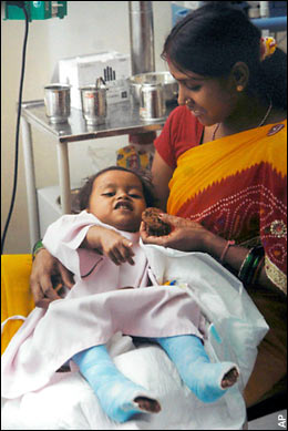 Baby Lakshmi nach der
                      Operation 2007 (01)