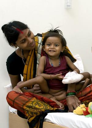 Baby Lakshmi vor der
                      Operation mit der Mutter
