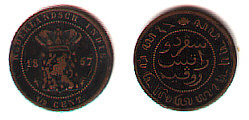 Hollndisch-indische Mnze ber 1/2 Cent von
                    1857 mit malayischer und arabischer Schrift und
                    "huruf jawa" in javanesischer Schrift.