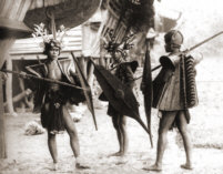 Traditionelle Krieger
                      auf Nias, 1900.