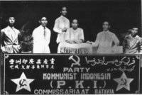 Batavia (Indonesien):
                        Kommunistisches Podium mit Vertretern der
                        kommunistischen Partei Indonesien (PKI) in
                        Batavia 1925 gegen den hollndischen
                        Kolonialismus; Holland, Niederlndisch-Indien
                        (Indonesien)