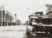 Ein britischer Soldat schiesst
                in Surabaya gegen Heckenschtzen, November 1945.