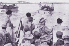 Hollndische Landung mit Seefahrzeugen am
                          Strand von Sanur, Bali, Mrz 1946.