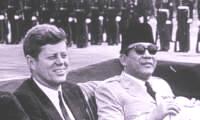 Indonesien: Sukarno und
                Kennedy im offenen Auto in den "USA" ;
                Indonesia, Vereinigte Staaten, USA, United States, Etats
                Unies, Estados Unidos, Amerika America