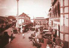 Street
                              scene in Surabaya, 1915 - Holland,
                              colonialism in Dutch East Indies
                              (Indonesia)