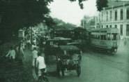 Street scene in Batavia
                          (Jakarta), 1920s.