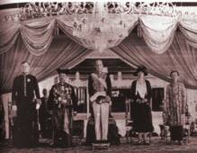 Pakubuwono X of Surakarta poses
                                    with Gov.-Gen. de Graeff (center) in
                                    1928 - Dutch colonialism in Dutch
                                    East Indies (Indonesia)