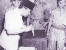 President Sukarno casts his vote in the
                            1955 elections.