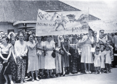 Women on Bali
                        demonstrate in favor of Indonesian rule of West
                        Irian [Western New Guinee], 1963.