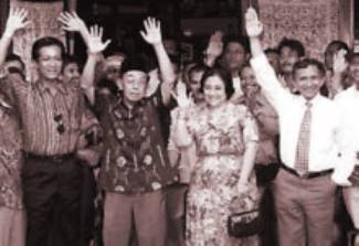 Indonesia November 1998: Sri
                      Sultan Hamengkubuwono X., Abdurrahman Wahid,
                      Megawati Sukarnoputri, Amien Rais