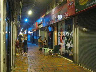 Das Internetcafé in der Ladenpassage in Phnom Phen am späten Abend