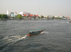 Der Praya-Fluss in Bangkok, Sicht auf
                            das Westufer, immer hchstes Hochwasser auch
                            in der Trockenzeit