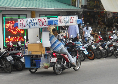 Fliegender Hndler auf Dreirad-Motorrad an der
                    Beach Road in Pattaya