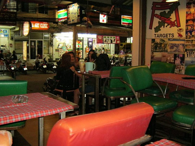 Bar-Ladys in Pattaya in Thailand, aber Achtung:
                    Die meisten schnarchen und finden das normal