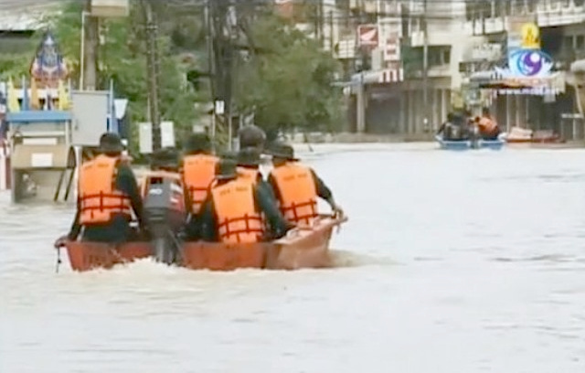 berschwemmungen mit Boot in
              Thailand auf dem Land, September 2013