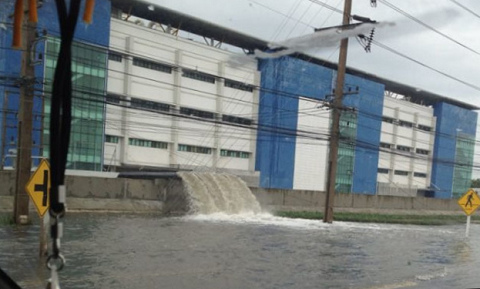 Bangkok: Die Industrie pumpt
              Regenwasser in einen Kanal