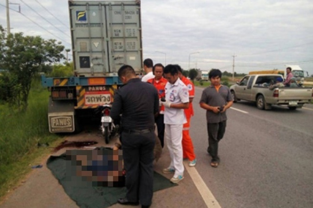 Nakhon Ratchasima, toter
              Motorradraser rast in Lastwagen auf der Standspur ohne
              Helm, 12. Juni 2014