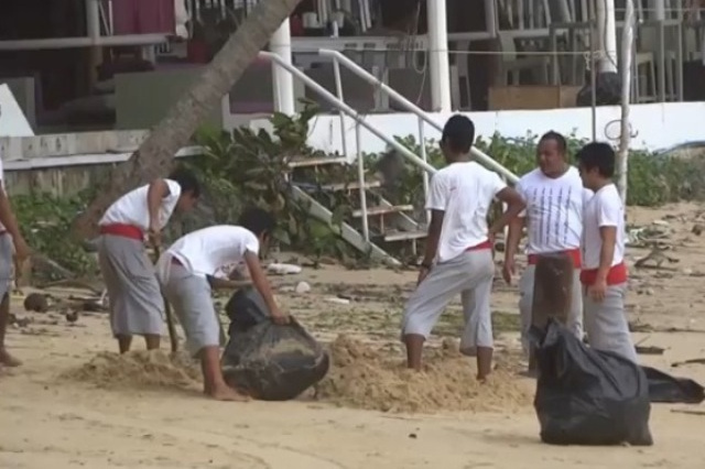 Thais vergraben Mll am Strand
              von Phuket, Meldung vom 17. Juli 2014