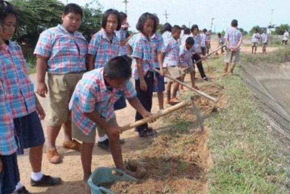 Nakhon Ratchasima: Kinder
                mssen Strasse reparieren, 20. August 2014