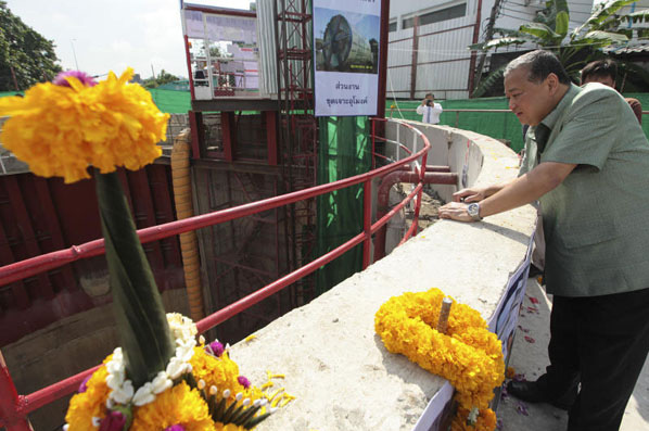 Der Zugang zum zweiten
                    Entwsserungstunnel in Bangkok - Gouverneur
                    Sukhumbhand Paribatra schaltet einen Knopf fr die
                    Bohrmaschine ein - 7.11.2014