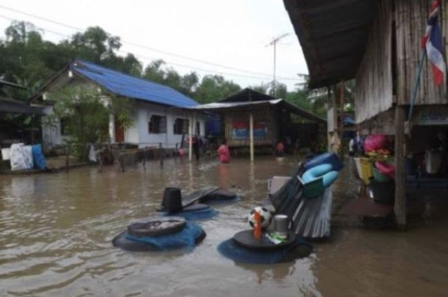 berschwemmung in Pratchaburi
                in Angthong in Muang, bis zu 80cm