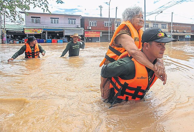 In Sukhothai sind Soldaten
                  im Einsatz und retten Bewohner aus ihren berfluteten
                  Husern - Meldung vom 6.9.2014