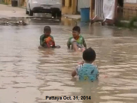 berschwemmtes Pattaya am 31.10.2014: Kinder
                spielen im Hochwasser