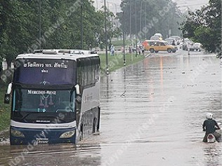 Sattahip
                        (Thailand), Doppelstockbus im Hochwasser, 31.
                        Oktober 2014