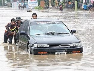 Sattahip
                        (Thailand), ein Auto wird im Hochwasser
                        geschoben, 31. Oktober 2014