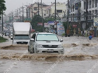 Sattahip
                        (Thailand), Autos im Hochwasser provozieren
                        Wellen, 31. Oktober 2014