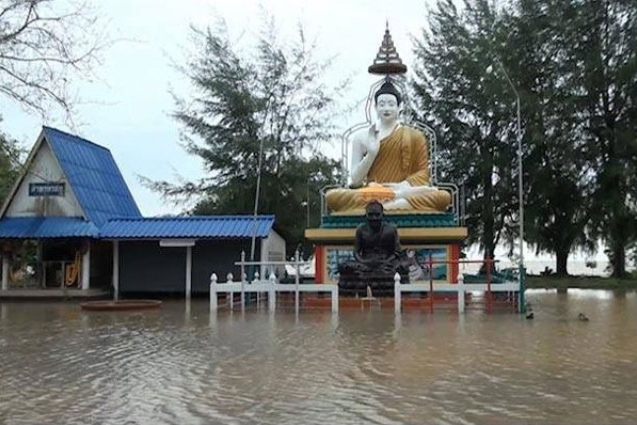 Sdthailand, berschwemmter
                Buddha-Tempel, 27.12.2014