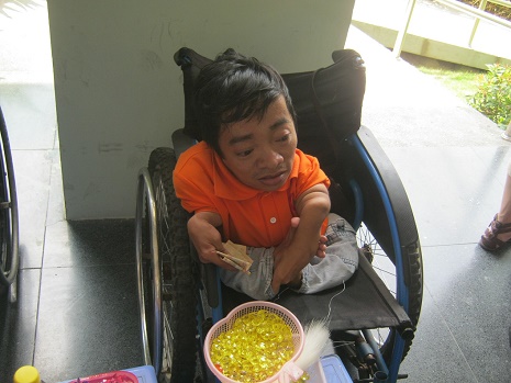 Chất độc da cam nạn nhân trong một
                                chiếc ghế bánh xe tại Bảo tàng Chứng
                                tích chiến tranh thành phố Hồ Chí Minh
                                02, vào ngày thứ Bảy và Chủ Nhật