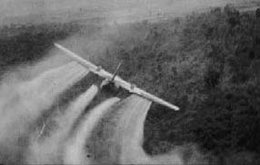 Ein Flugzeug der US-Luftstreitkrfte versprht
                Agent Orange, Vietnamkrieg, Vietnam War