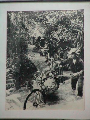 Ho Chi Minh-Pfad Velotransporte im Vietnamkrieg,
                Vietnam war, bicycles on Ho Chi Minh Trail