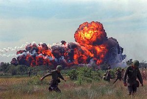 Bombardierung mit Napalmbomben im Vietnamkrieg,
                hier im Jahr 1966