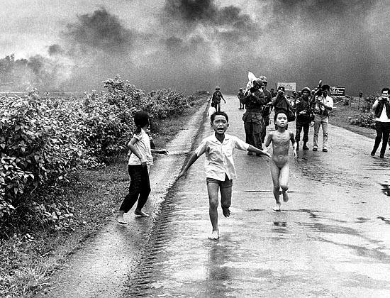 Vietnamkrieg: Mdchen flchten vor Napalmbomben in
                ihrem Dorf