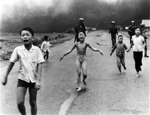 Dorfbewohner flchten von ihrem mit Napalm
                bombardierten Dorf und vor dem Massenmord der USA. Huynh
                Cong (Nick) Ut, Trang Bang 1972