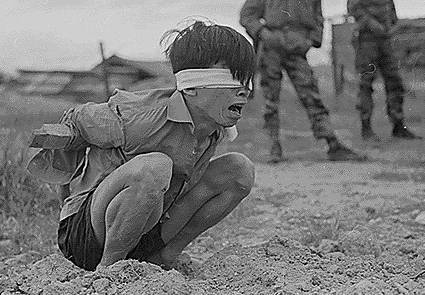 Vietnamkrieg: Folter durch Fesselung an einem
                Mitglied des Vietcong, Vietnam War