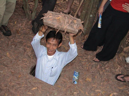 Tunnel in Cu Chi geffnet, nur fr schlanke Leute ;
                tunnel system in Cu Chi