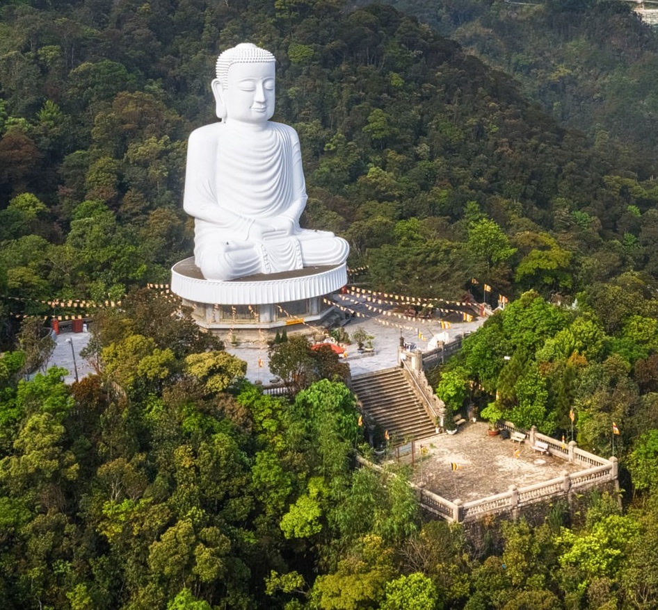 Vietnam, town of "Da Lat",
                            the Buddha Mountain with a white Buddha