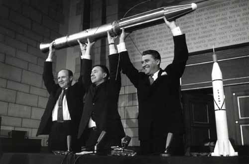 Ph.D. William
                      Pickering, Ph.D. James Van Allen, Ph.D. Wernher
                      von Braun mostrando un modelo del satlite
                      Explorer I, 31/01 o 1/2 de 1958